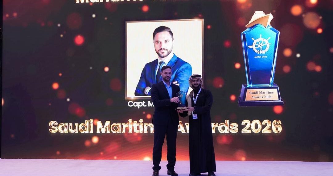 الكابتن مصطفى نجم يتسلم جائزة الشباب البحرية في ليلة الجوائز البحرية السعودية ٢٠٢٦